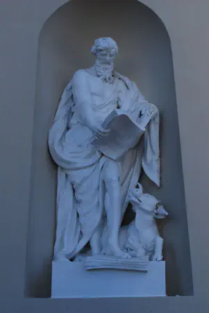 One of the statues above the entrance of Arkikatedra bazilika