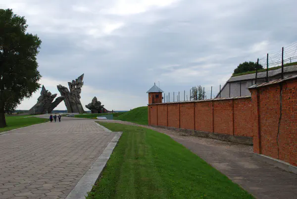 Devintasis fortas with the memorial in the background