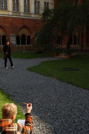 Someone drawing one of the windows in the square behind Dome cathedral
