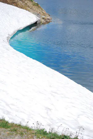 Ice on the bank of the Totesee created some nice blue colors under water