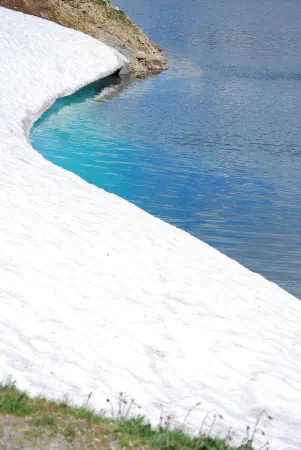 Ice on the bank of the Totesee created some nice blue colors under water