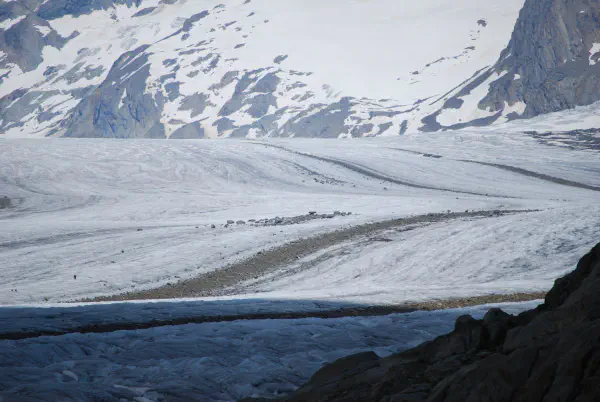 The darker bands seen are called moraines. The westernmost medial moraine has been named the Kranzbergmor&auml;ne, and the easternmost carries the name Trugbergmor&auml;ne.