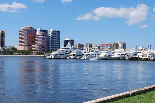 After Loxahatchee we drove north over the A1A towards Palm Beach. Some unbelievably large houses and very expensive boats.